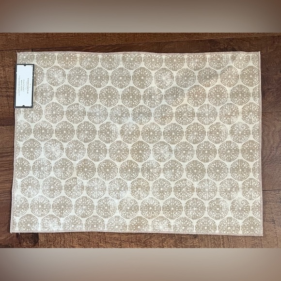 NWT set of 6 threshold beige medallion placemats 14”x19” each - Picture 6 of 7